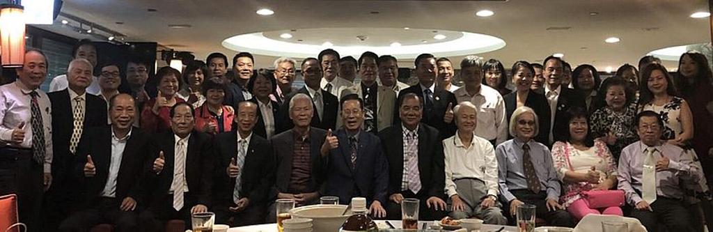 譚量吉董事長(第一排左五)與各縣市理事長、歷屆理事長、與會貴賓及鄉親合影留念。