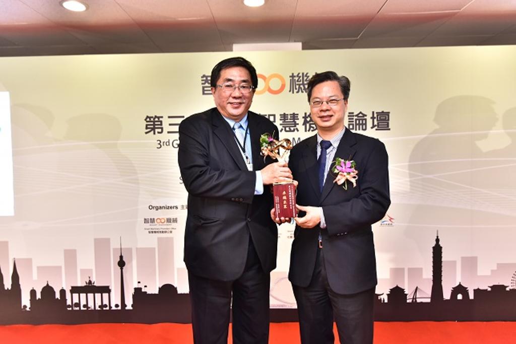 東元電機連昭志總經理(左)接受 「智慧機械金質獎」的頒發。東元電機提供