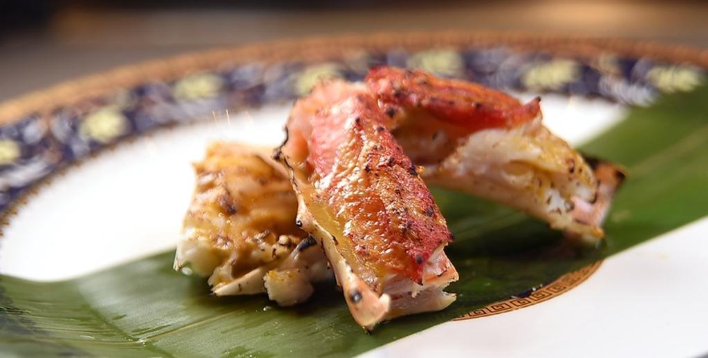 香港〈鑄．鐵板燒〉總廚莫燦霖香煎的鱈場蟹腳，生熟恰到好處，肉質細緻且鮮甜。姚舜攝