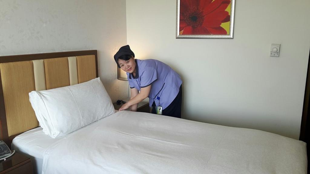 圖為台北花園大酒店房務員孫海燕示範房務整理工作。圖謝易晏攝。