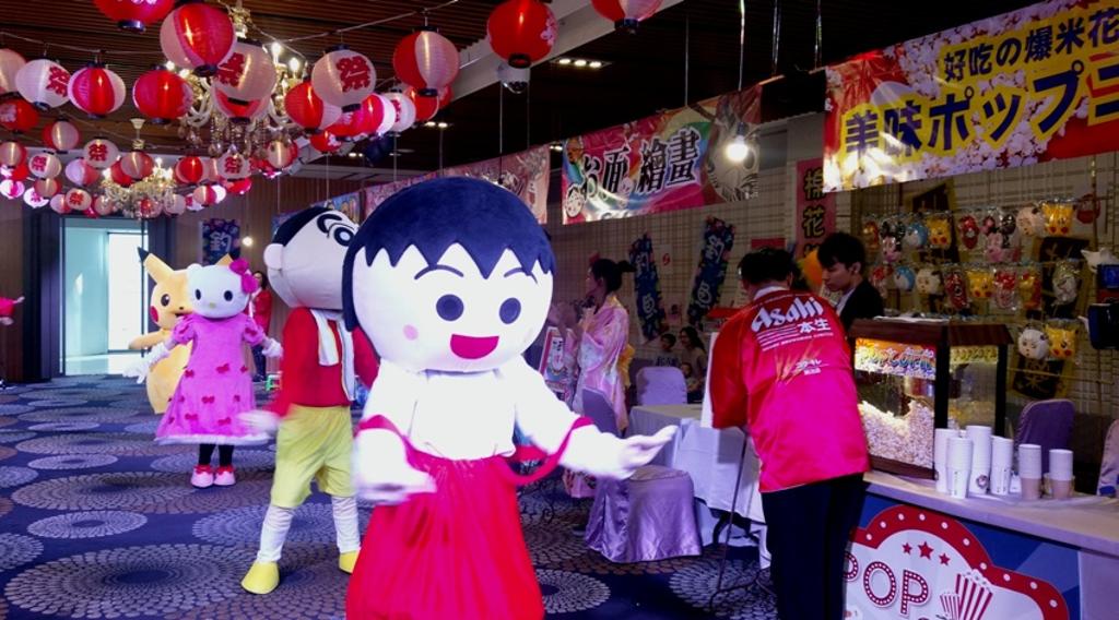 超萌卡通嘉年華邀請日本超人氣卡通hello kitty、小丸子、妖怪手錶、皮卡丘、蠟筆小新，大秀開場舞與賓客同樂。圖:許俊揚