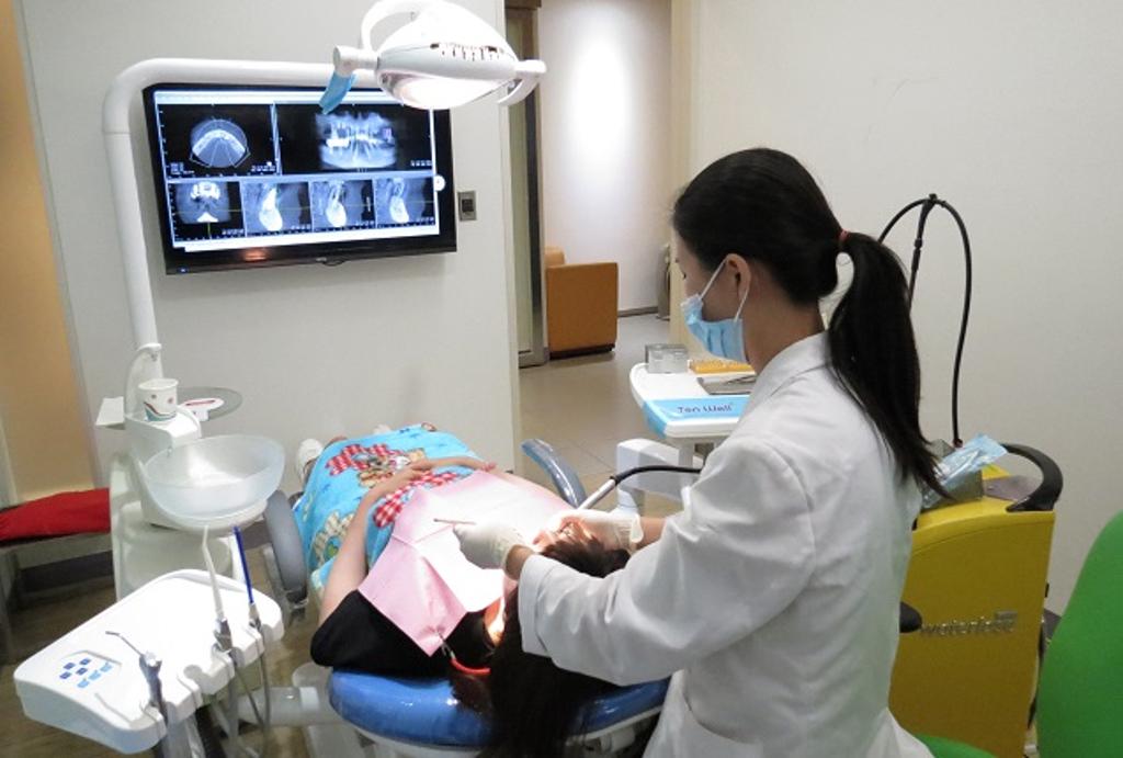圖為維思登牙醫診所專業醫師正在為香港來的患者治療。圖:傅秉祥