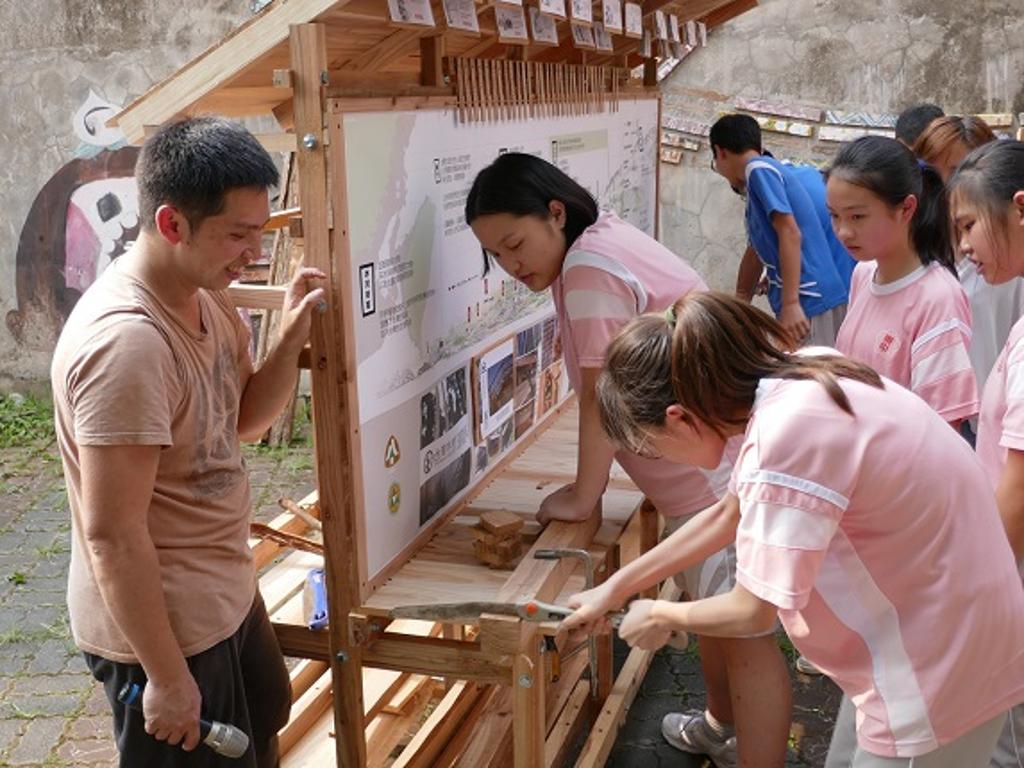 課程中，學生透過自己動手操作工具鋸切木材(攝影者-建築公社勞動合作社)。圖:新竹林管處提供
