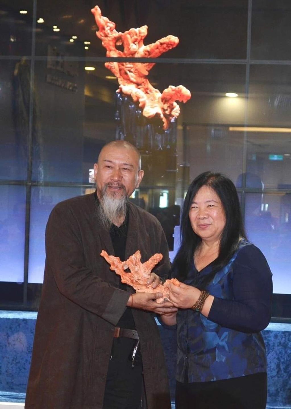 中國玉雕大師吳德昇(左)致贈珊瑚雕作品「和諧」給綺麗珊瑚博物館，由董事長洪明麗(右)代表接受。圖:綺麗珊瑚提供
