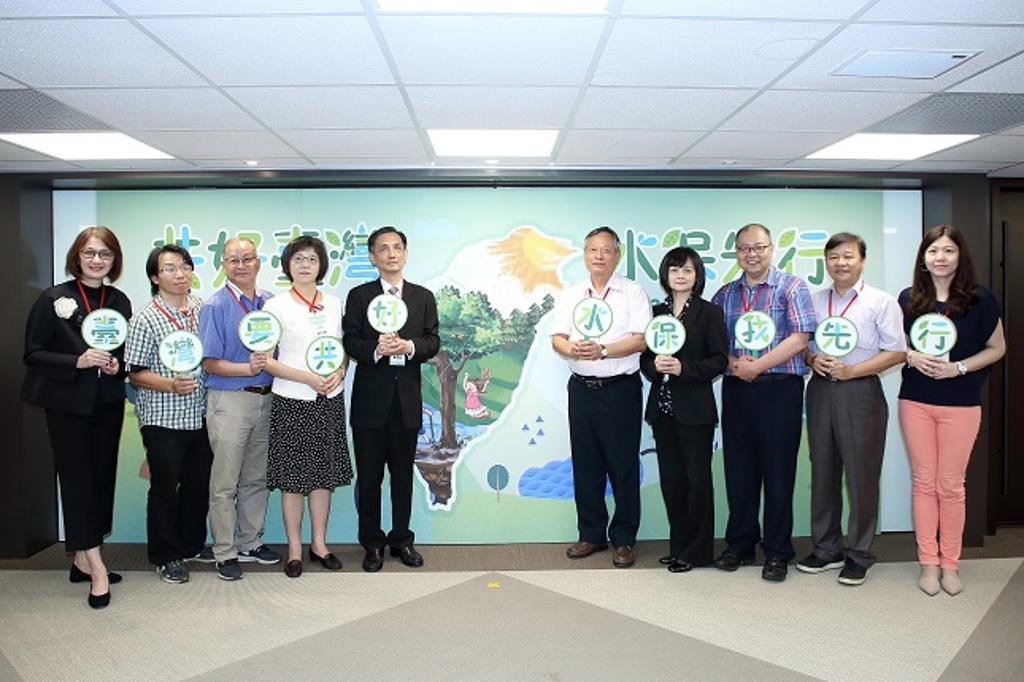 共同推動「水保教育扎根　臺灣共好計畫」的團體一起「拼出臺灣共好」，並高呼「臺灣要共好，水保我先行」。圖：業者提供