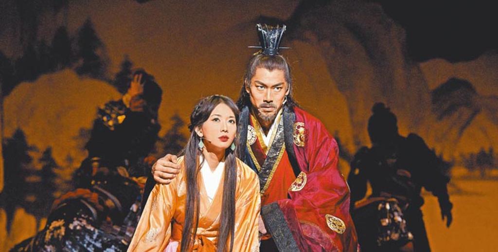 林志玲（左）和AKIRA(右)在舞台劇《赤壁～愛～》飾演小喬和周瑜。圖：本報系資料照