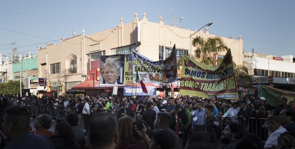 為了彰顯美墨友好關係，墨西哥總統羅培茲8日特別在邊境城市提華納舉辦盛大慶祝遊行。圖：美聯社