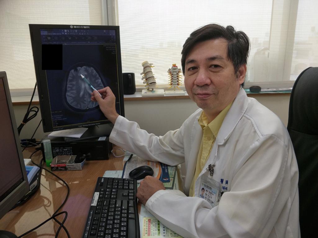 童綜合醫院周啟文主任筆指處為腫瘤往內長的腦部。圖：王妙琴