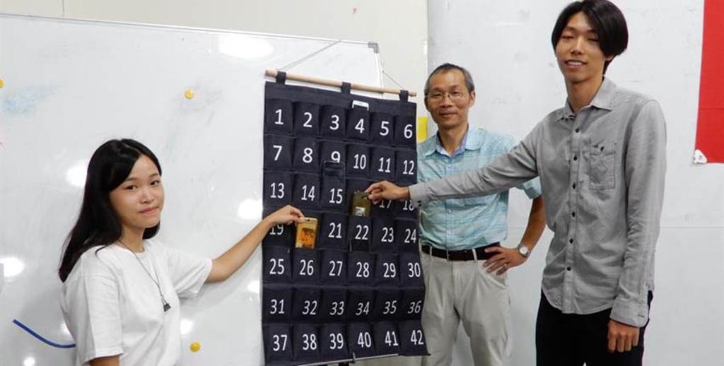 台北市華江高中老師張庭堃（中）在教室設立「停機坪」，讓學生放手機。圖：林志成