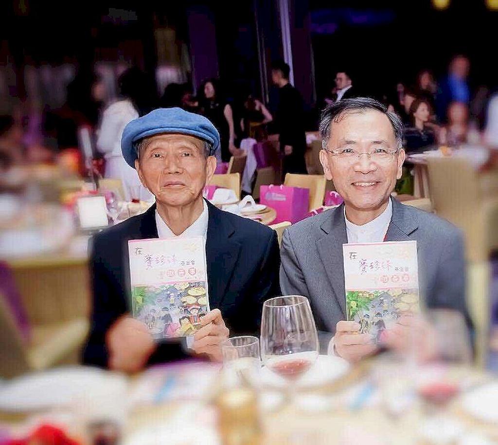 台北市蔡炳坤副市長（右）到場和尤英夫董事長手拿董事長新書《在賽珍珠基金會作好事》，一起為扶助家庭加油打氣