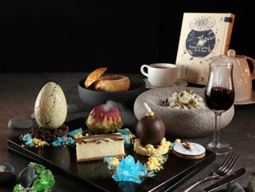 亞都麗緻巴賽麗廳7月起推出地心歷險記下午茶，探索冰島美味與造型甜點的瑰麗篇章。圖：業者提供