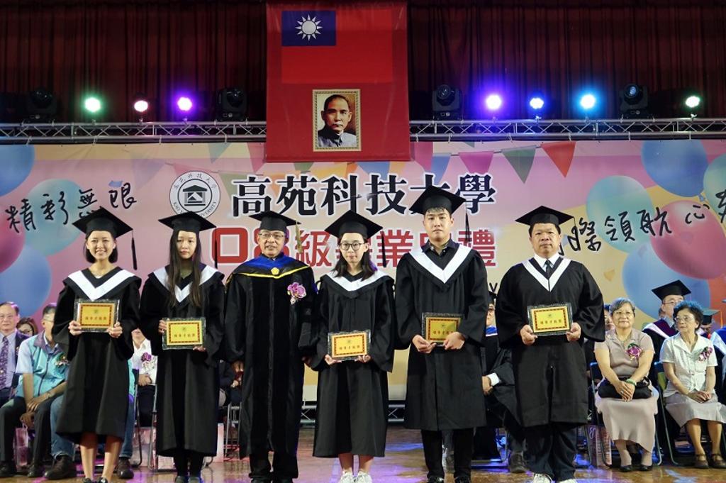 高雄市副市長洪東煒(左三)與獲頒領導才能獎畢業生合影。圖：黃全興攝