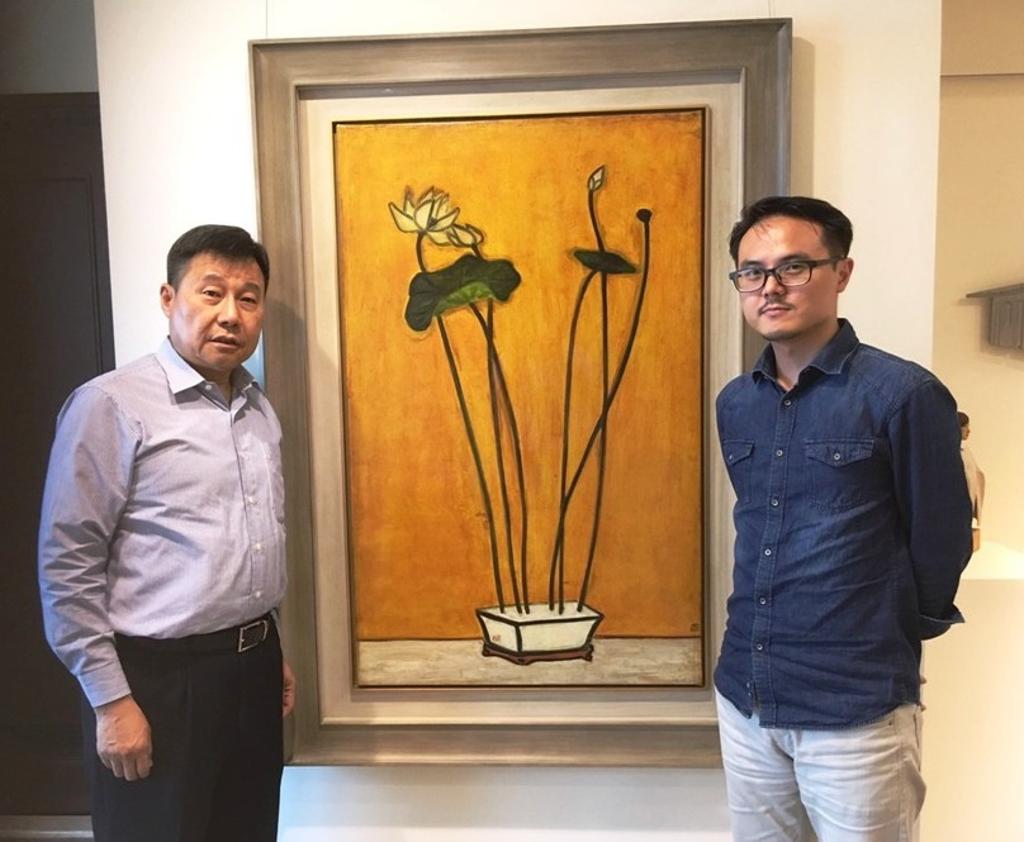 77藝術公司董事長陶德友（左）及經理李洪林（右）在裝有第一代隱形玻璃的常玉名畫前專業解說後合影。圖：許俊揚攝