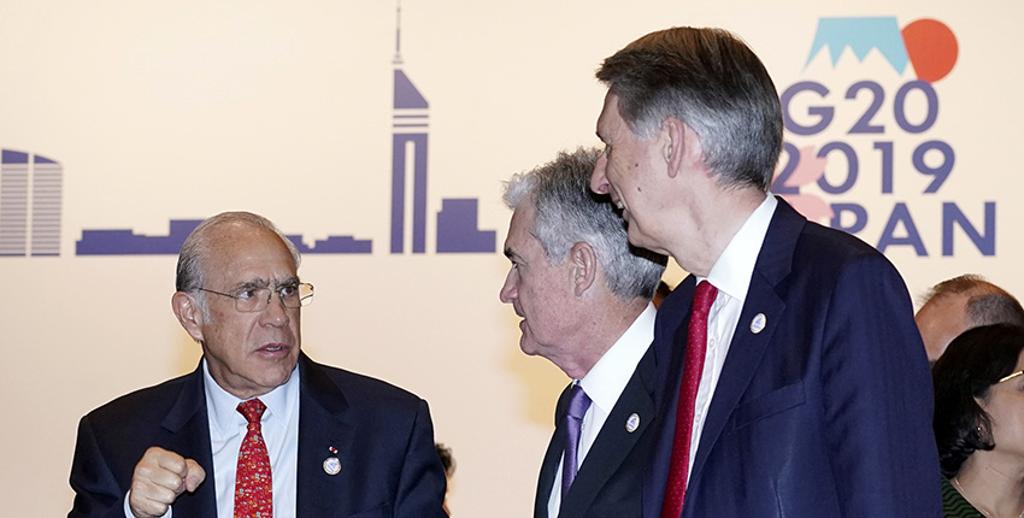 OECD秘書長Angel Durria（左起）、Fed主席鮑爾（Jerome Powell）、英國財政大臣（Philip Hammond）步出G20財長會議會場。圖：美聯社
