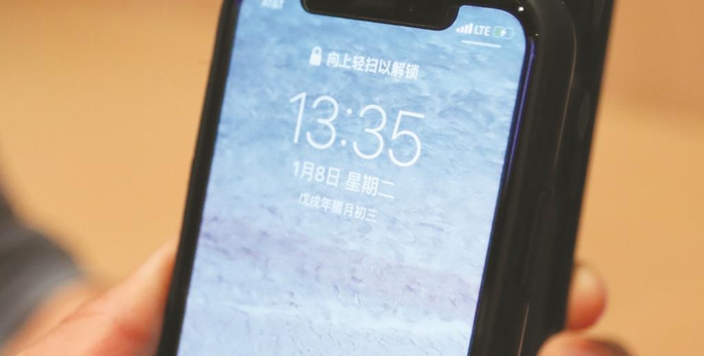 華為的旗艦系列手機Mate 20、Mate 20 Pro銷量已經超過蘋果旗下的iPhone XR、iPhone 8系列產品。圖：新華社