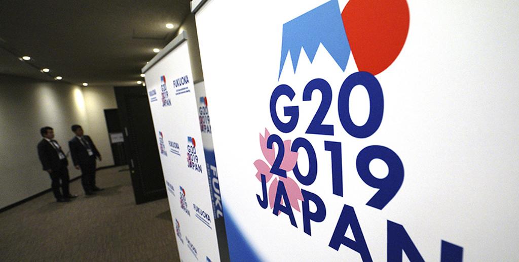 2019年G20峰會於日本福岡舉辦，圖為工作人員站在G20財長會議的媒體接待中心入口。圖：美聯社