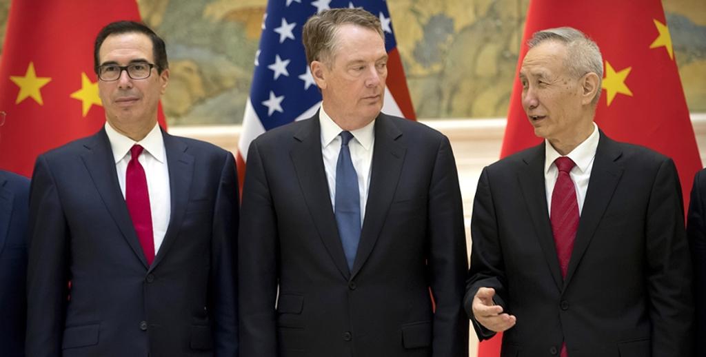 中國國務院副總理劉鶴（右）25日與美國貿易代表萊海澤（中）、美國財長穆努欽（左）通電話，就經貿問題交換意見。圖：美聯社
