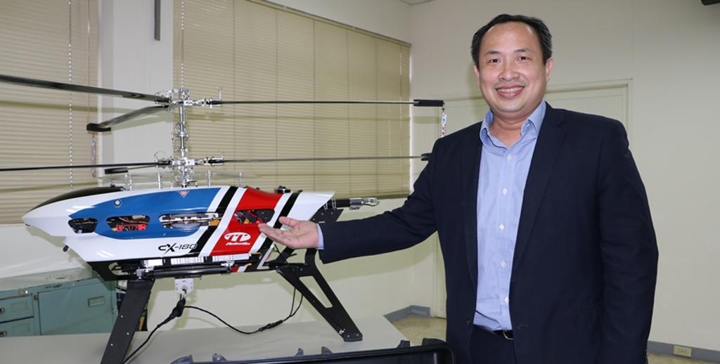 雷虎科技董事長陳冠如說明「中華電信緊急空中基地台系統」，由中華電信衛星移動車、雷虎科技無人機CX180與T150共同組成。圖為無人機CX180機型。圖／劉朱松