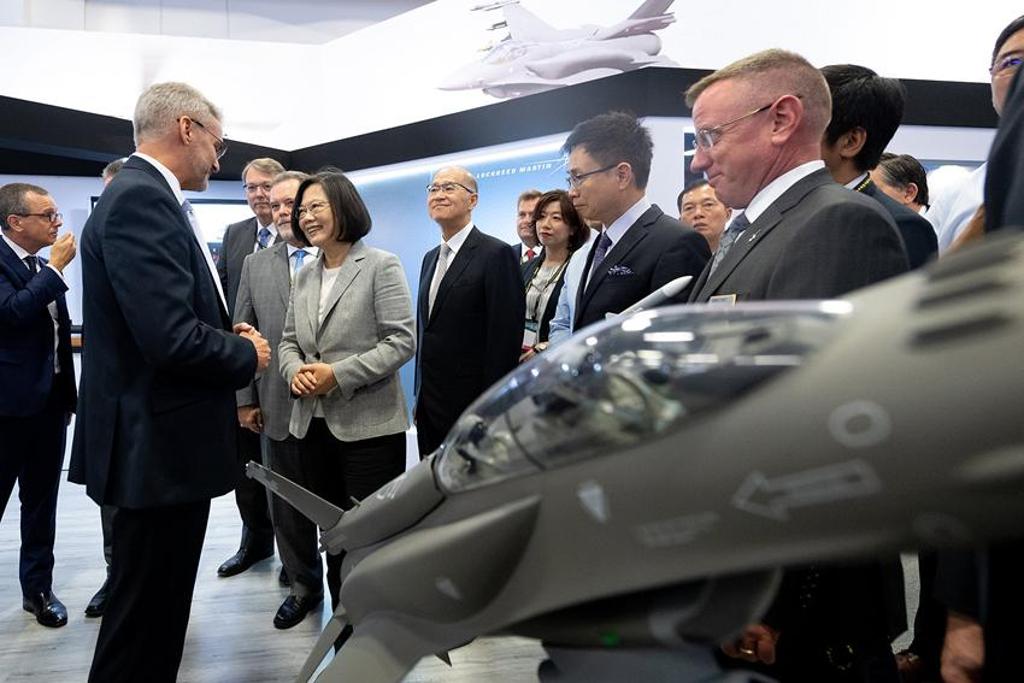總統蔡英文出席「2019台北國際航太暨國防工業展」、「台灣無人飛行載具展」開幕典禮，回應媒體相關提問。圖／總統府提供