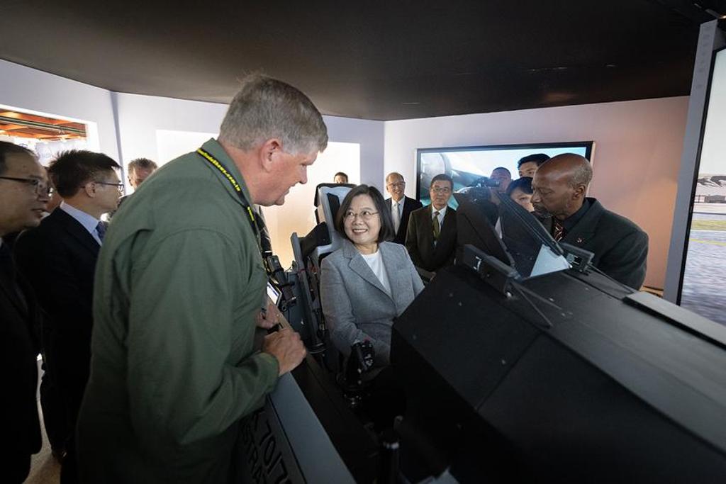 總統蔡英文出席「2019台北國際航太暨國防工業展」、「台灣無人飛行載具展」開幕典禮。圖／總統府提供