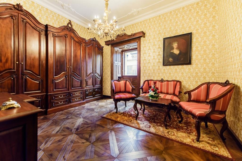 湯瑪仕設計師，專為歐洲城堡、貴族莊園設計正統的古典家具，圖為在歐洲設計的作品。圖／歐洲夢生活館提供