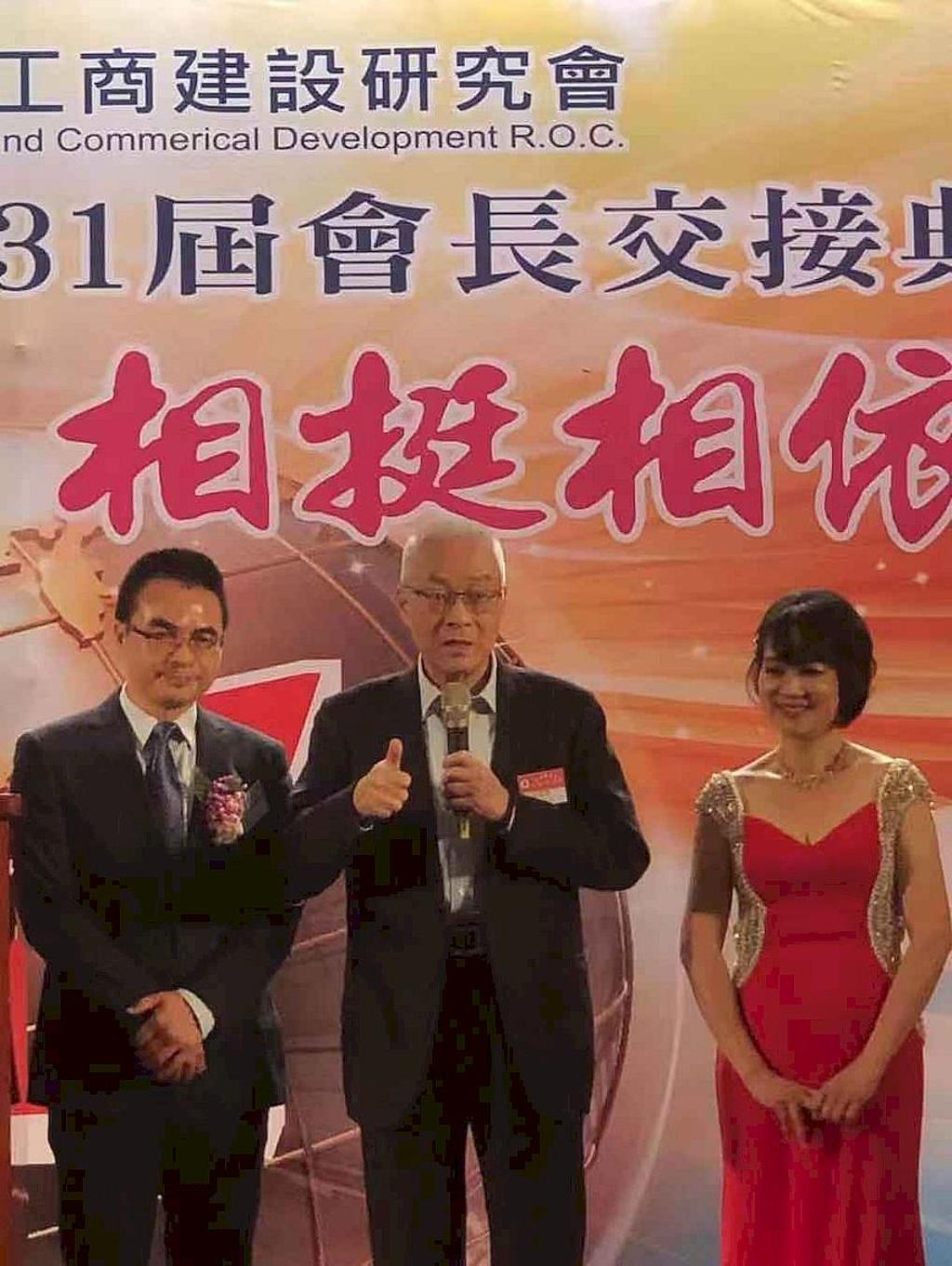 前副總統吳敦義（中）讚許前任會長戴雲發（左）和新任會長蘇珊的優秀卓越。