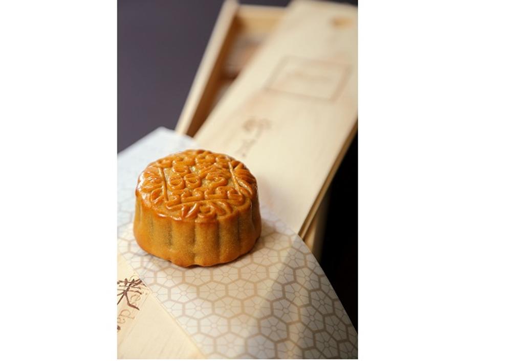 晶華酒店-醉月傳統月餅，每盒6粒1,080元，以獨一無二的長方木盒包裝，送禮典雅氣派。圖／晶華提供