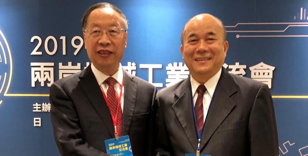 台灣機械工業公會理事長柯拔希（右）鬆口，下修今年機械設備出口值至與去年274億美元持平。圖／沈美幸