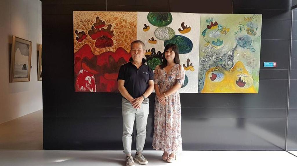 本身也是藝術家的鉅虹建設董事長劉品辰左，與藝術家熊妤在畫作前合影。圖／曾麗芳