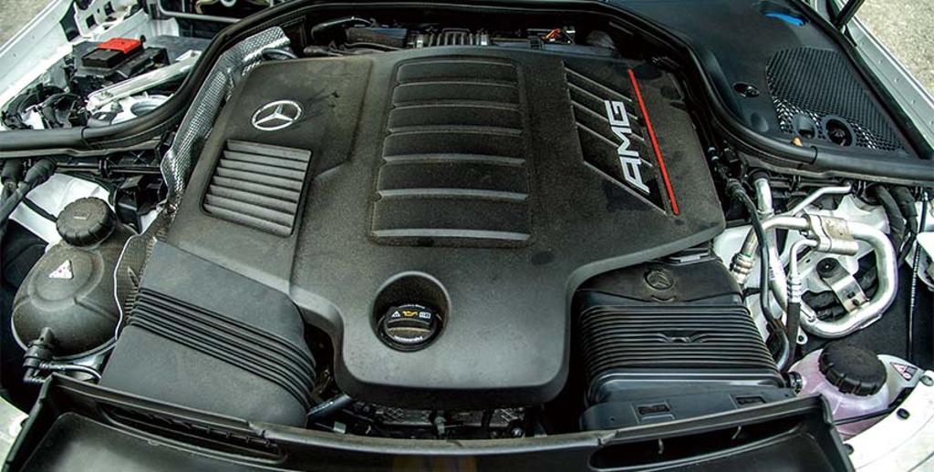採3.0升直六引擎+EQ Boost輕型複合動力之Mercedes-AMG GT 53 4MATIC+引擎室。