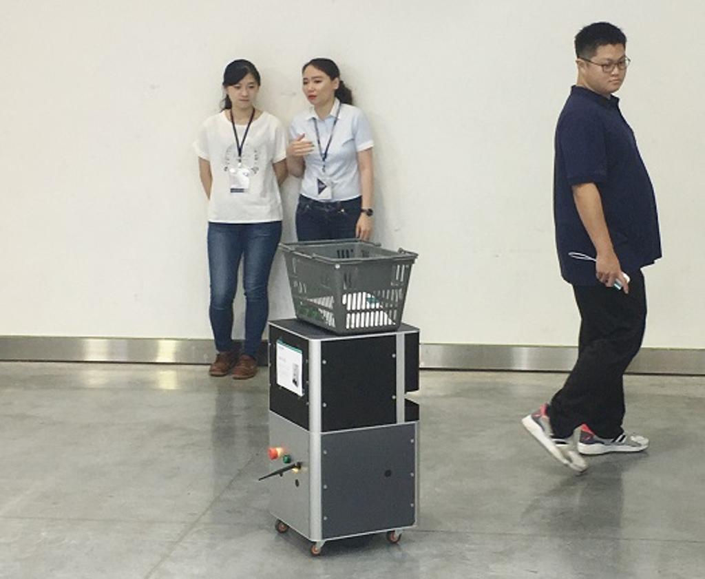 圖為工研院於展場展出的多模式自走車正跟隨遙控操縱者前行。圖/傅秉祥