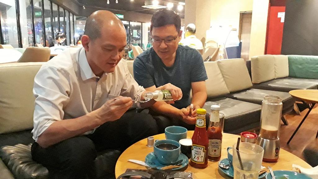 福樂國際 張執行長 右一 邀請 馬來西亞國際貿易部副部長王建民博士 左一 ，來說明椰子油特點及如何使用
