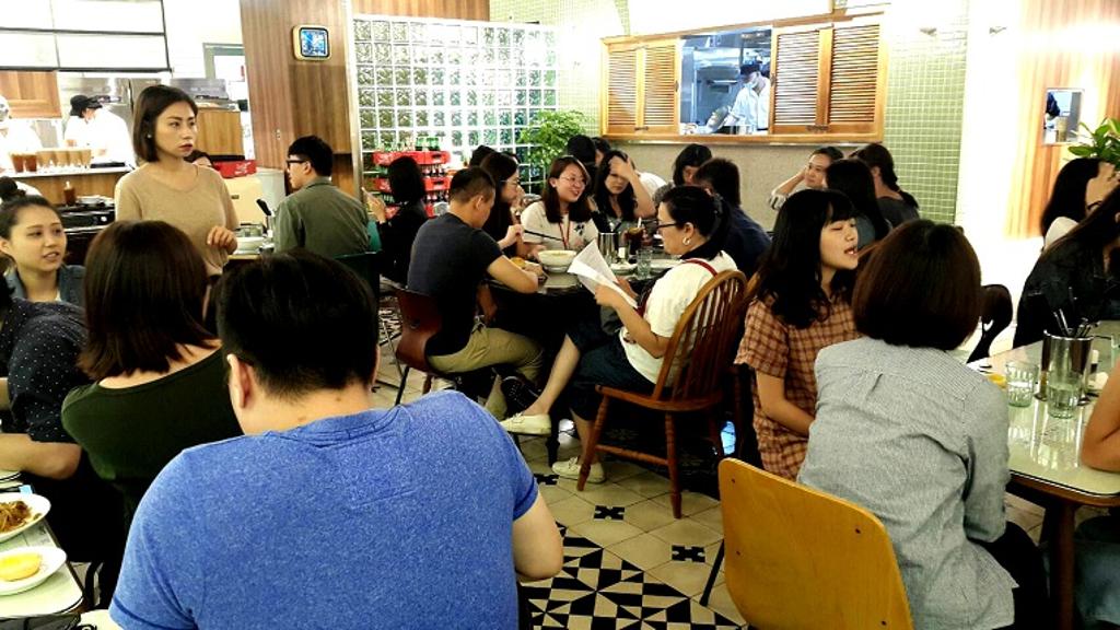 「恆之茶居」用餐時刻，高朋滿座，港式茶餐廳蘊藏的魔力期待消費者親自體驗。圖／黃台中 
