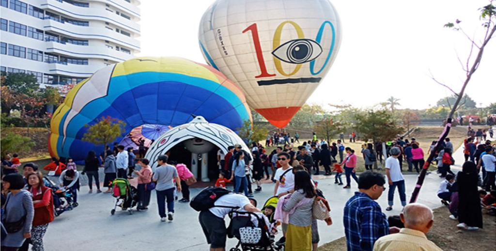 台南【真愛no.2潤隆】推出熱氣球嘉年華、水樂園，吸引大批民眾前來體驗。圖/興富發提供