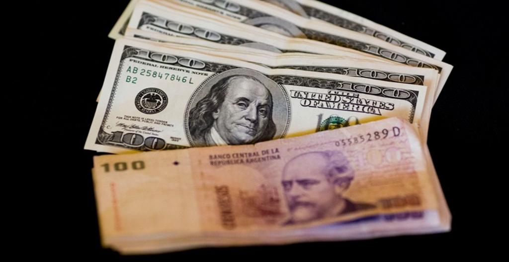 阿根廷政府公報頒佈命令，政府已授權央行限制人民購買美元，藉此避免外匯儲備流失，支撐阿根廷披索匯價。圖／美聯社