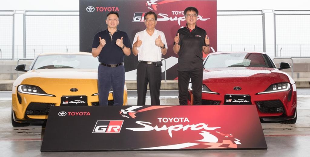 和泰汽車發表豐田傳奇跑車Supra全新第五代車款，和泰車董事長黃南光（中）、總經理蘇純興（左）與原廠代表一同為新車站台。圖／業者提供