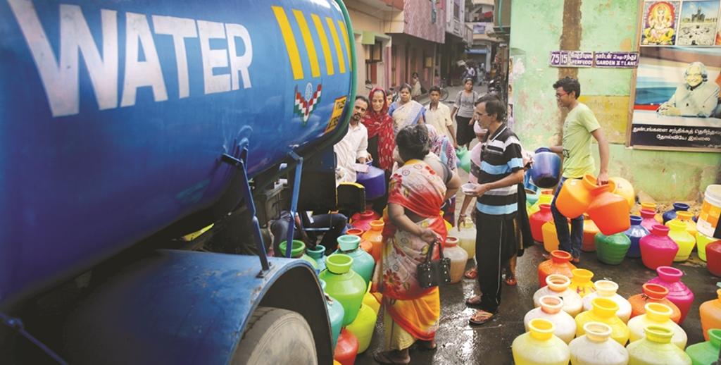 印度人口不斷增加、現代化增加用水需求，加上氣候異常、水資源管理不善、傳統水資源分配系統崩潰等，造成水供應變得更緊張。圖／美聯社