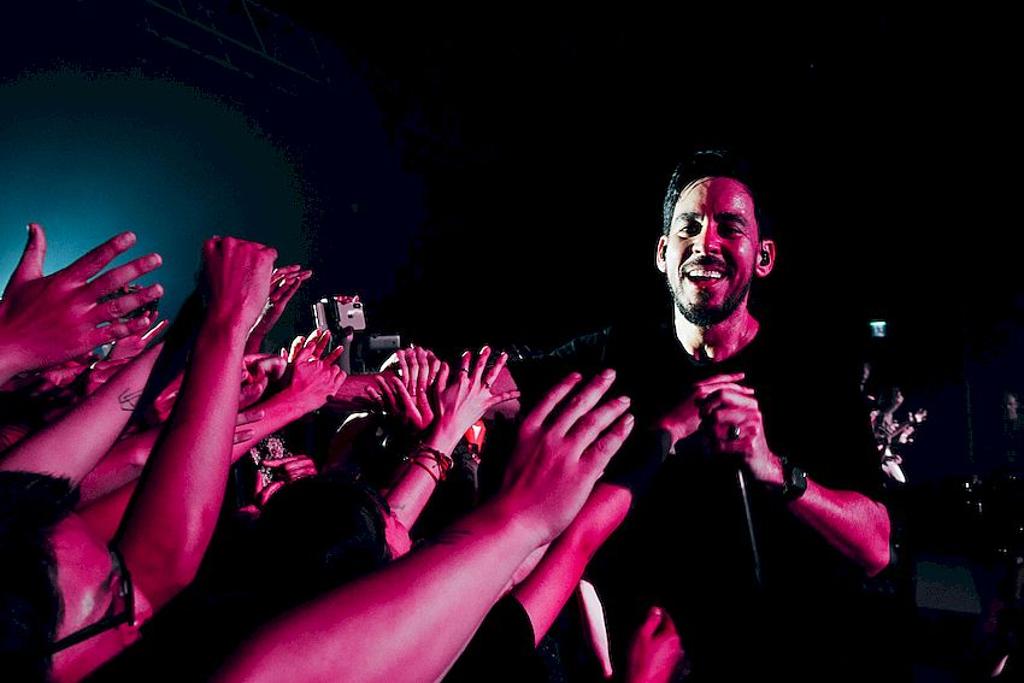 聯合公園團員麥克(Mike Shinoda)在演唱會現場和粉絲熱情互動。
