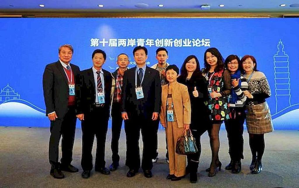 中華國際藝文促進交流協會由理事長邱俊維（左四）帶領前往共襄盛舉。