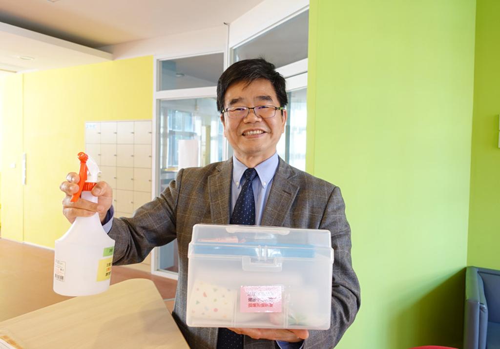 桃園高中為防疫做好充足準備,校長游文聰展示每班級準備的防疫物資。圖/黃俊榮攝