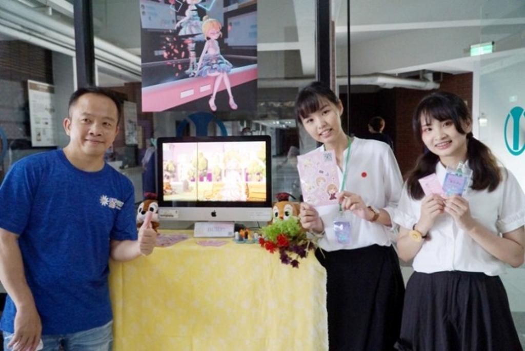 大葉大學多媒體學程陳志隆老師(左)指導學生製作動畫「BUMP」。圖/大葉大學提供