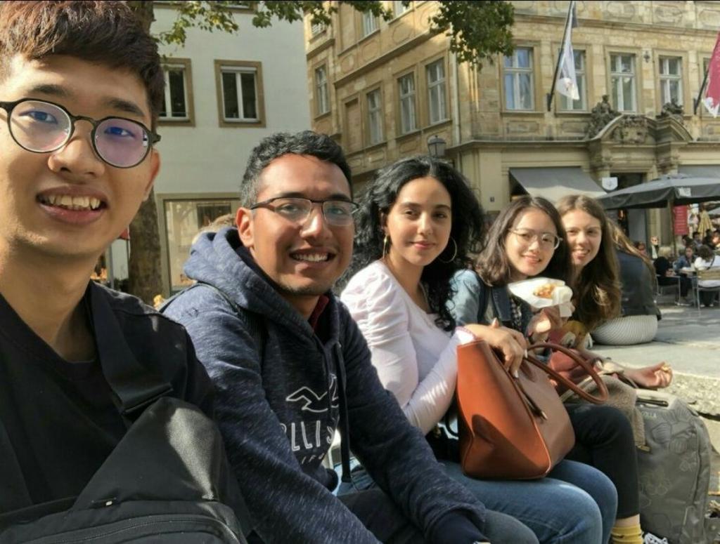  朝陽科大資通系張經盛(左一)為德國OTH Regensburg大學首位取得跨國雙碩士學位之台灣學生，表現十分優異。   