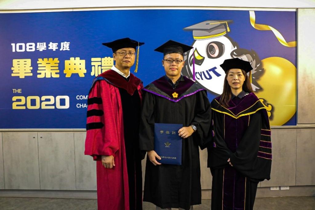 朝陽資管系學子鐘韋翔(中)在日本岩手縣立大學取得雙碩士學位。 