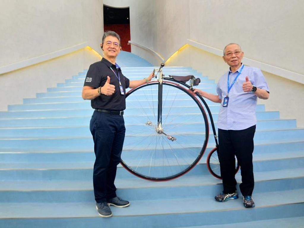巨大集團創辦人劉金標右今日為全球首座「自行車文化探索館」開幕剪綵。圖/曾麗芳