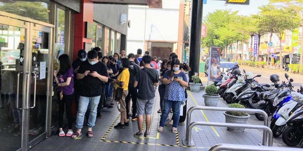 台南歸仁的麥當勞，門口排滿大批要買抱枕的民眾。圖／麥當勞提供