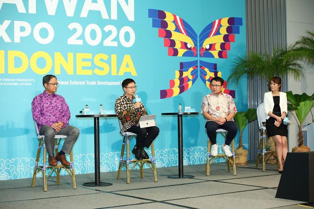 印尼台灣形象展線上展覽首日即舉辦「領袖對談」，黃志芳與印尼產官領袖線上線下對談。圖／貿協提供