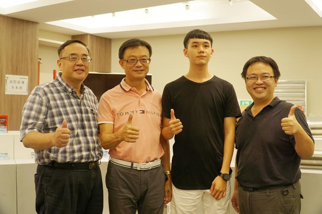 大葉大學環工系碩士生林揚昕(左二)與消防學程大二生林祐翔(右二)是父子。圖/大葉大學提供