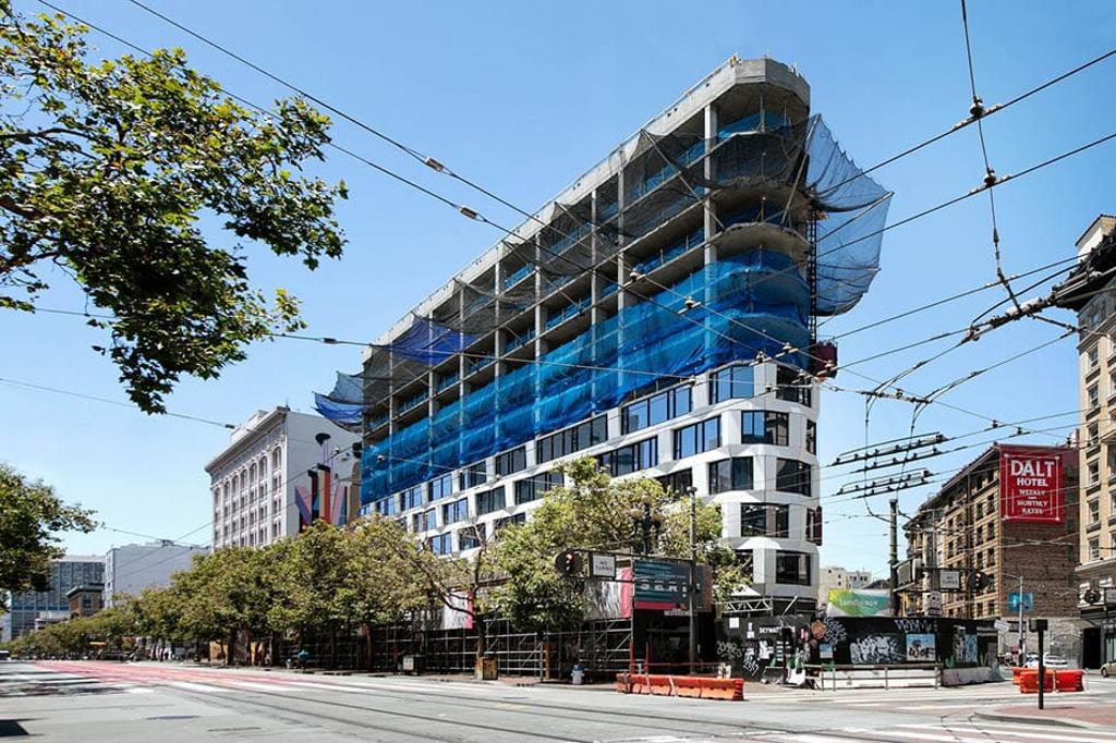  大陸建設「尚芮公寓SERIF」位於有「舊金山走廊」之稱的市場街 ，圖為施工實景。圖／業者提供