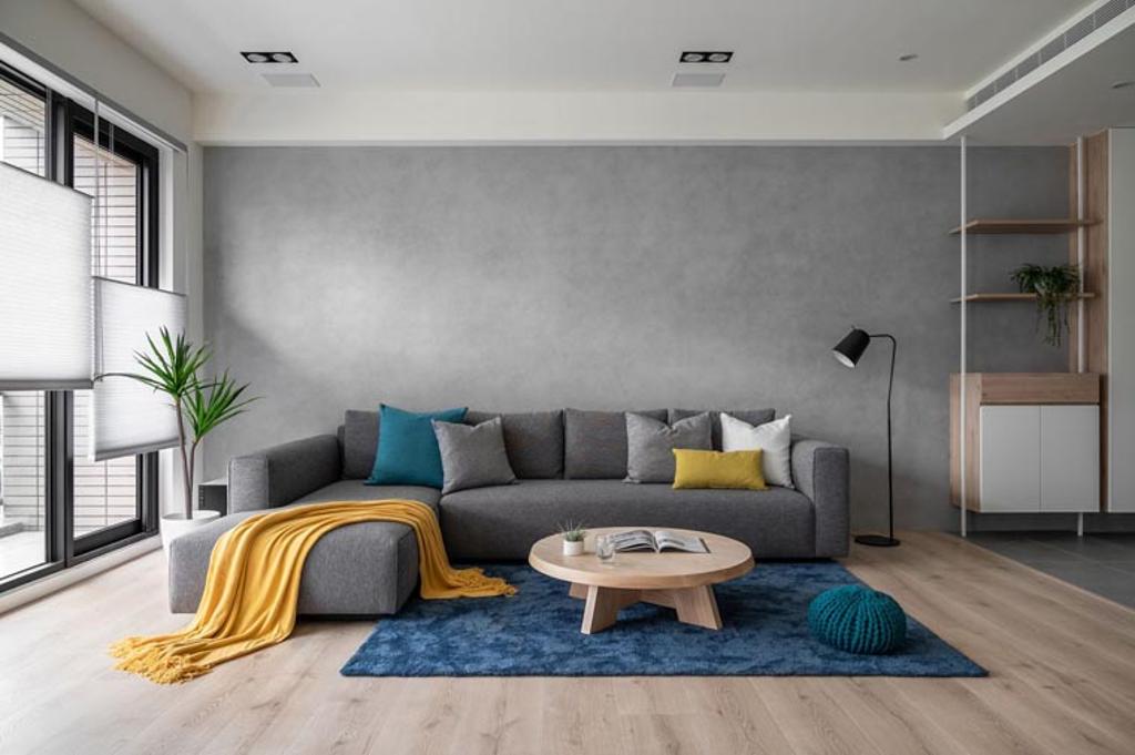 沙發背牆以細緻紋理的特殊簡單妝點，盡顯居家低調魅力。圖／極簡室內設計提供