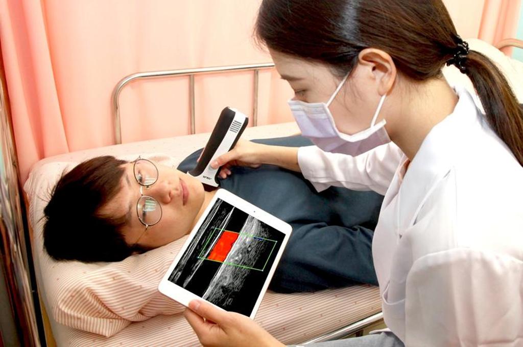 華碩發表「頸動脈超音波影像AI分析系統」可輔助醫師及相關醫療人員快速判讀頸動脈的狹窄程度與血流變化，早期評估腦中風風險。圖／華碩提供